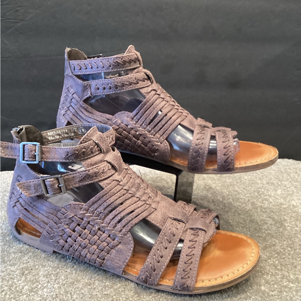 Not Rated Bed & Breakfast women’s Gladiator sandals size 9.5